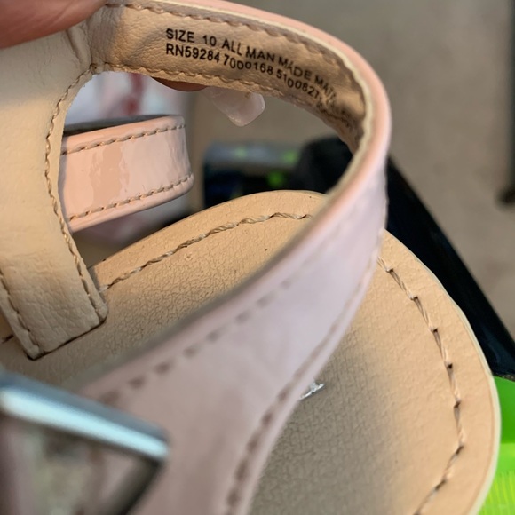 Toddler girls sandals with flower embellishments - Picture 2 of 2